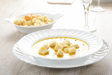 Piatto di zuppa o minestra con la zucca