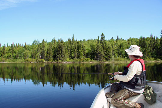 Femme &agrave; la p&ecirc;che