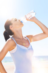 Frau trinkt Wasser