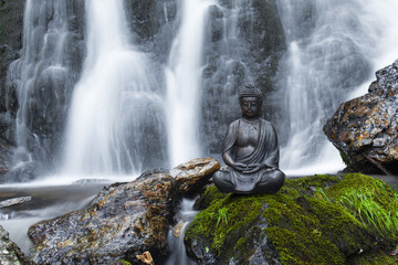 Buddha Statue vor einem Wasserfall © Juergen Wiesler