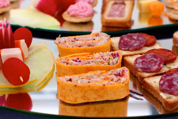 buffet de cocktail pendant reception de mariage