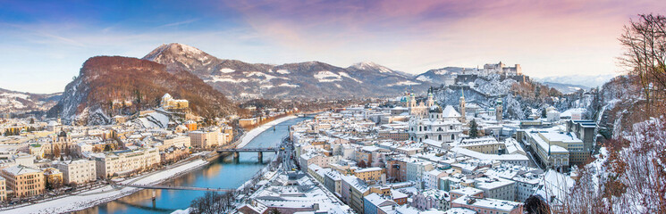 Fototapeta premium Salzburg panorama z rzeką Salzach w zimie, Austria