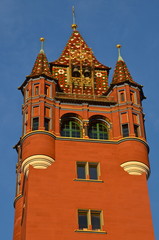 Fototapeta na wymiar Belltower of Ratusz w Bazylei Szwajcaria