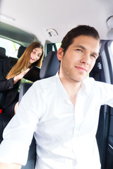 Frau fährt in einem Taxi, sie hat einen Termin
