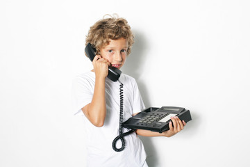 Kind telefoniert