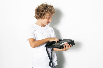 Kleiner Junge mit Telefon