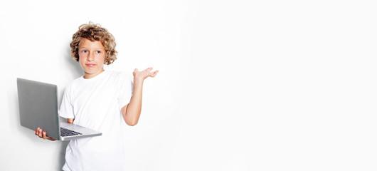 süßes Kind mit Laptop