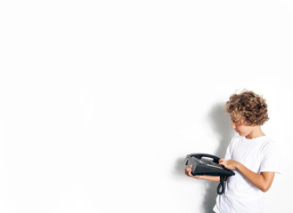 kleiner Junge mit Telefon