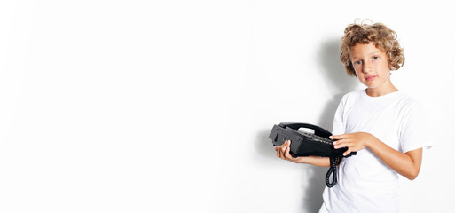 Niedlicher Junge mit Telefon