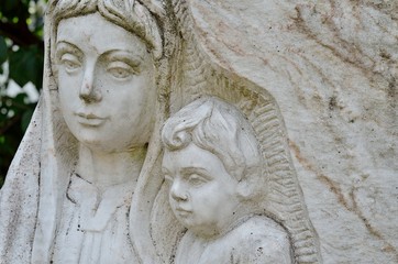Skulptur einer Mutter mit Kind