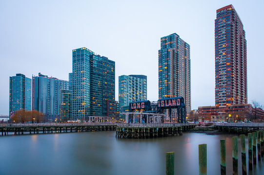 Fototapeta the buildings of long island in front of east river