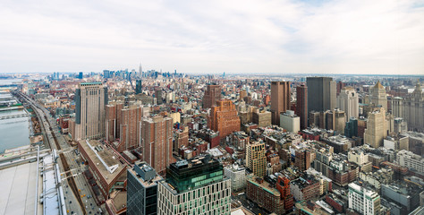 Fototapeta premium Budynki Manhattanu przed wschodnią rzeką o zachodzie słońca