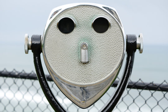 Pay Binocular to look out onto the ocean Lincoln City O