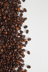 кофе в зернах на белом фоне крупным планом