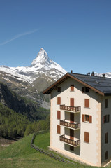 Fototapeta na wymiar Hotel w Riffelalp i Matterhorn w szwajcarskich Alpach
