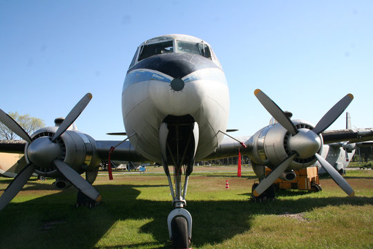 Avion Bimotor 207 A Azor