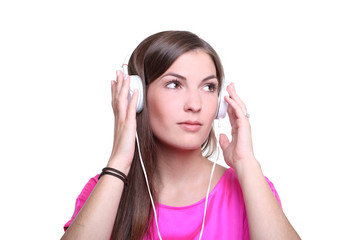 junge frau hört musik