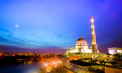 Fototapeta na wymiar Zmierzch w Putra Meczet w Putrajaya, Malezji