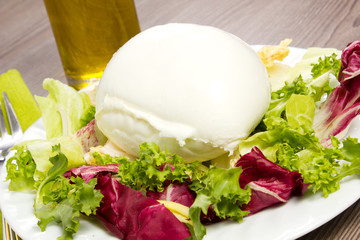 mozzarella italiana con insalata