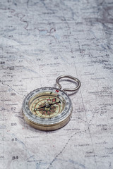 Fototapeta na wymiar Stary kompas na mapie kartograficznej górach