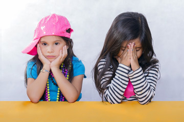 Niñas vestidas casualmente están sorprendidas