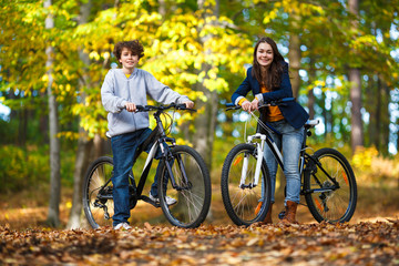 Plakat Urban biking - teens riding bikes in city park