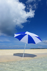 美しい沖縄のビーチと夏空