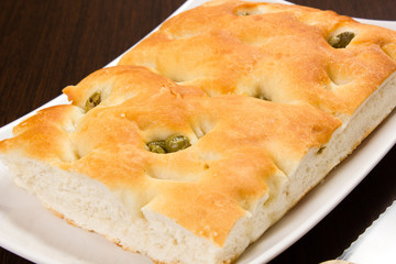 focaccia con olive verdi
