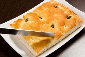 focaccia con olive verdi