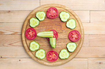 Slices tomato and cucumber in the shape of clock