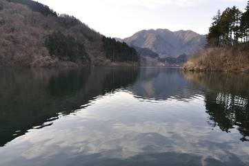朝の湖