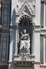 Fototapeta na wymiar Statue en façade du Duomo de Florence