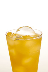 冷たいオレンジジュース