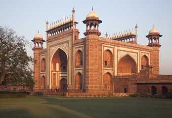 Fototapeta na wymiar Główna brama wjazdowa od Taj Mahal