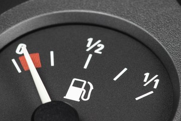analoge Tankanzeige eines Autos - leer