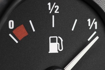 analoge Tankanzeige eines Autos - voll