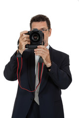 erwachsener attraktiver mann fotograf mit digital kamera dslr