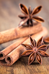 Obraz na płótnie Canvas Cinnamon sticks and anise stars