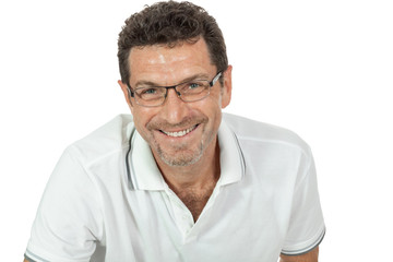 Fototapeta premium erwachsener glücklicher mann mit brille und jeans