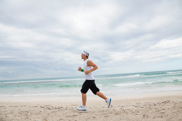 erwachsener sportlicher mann jogger am strand
