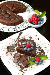 torta al cioccolato con frutti di bosco