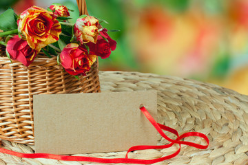 cardboard schild and the basket with roses
