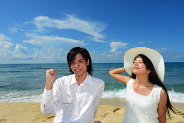 沖縄の美しいビーチで寛ぐカップル