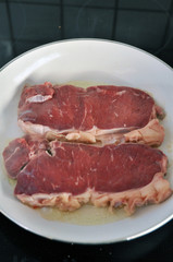 Rohes Rumpsteak in der Pfanne
