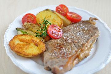 Gebratenes Rinderfilet mit Gemüse