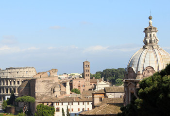 Fototapeta na wymiar Kopuła kościoła i Koloseum w tle