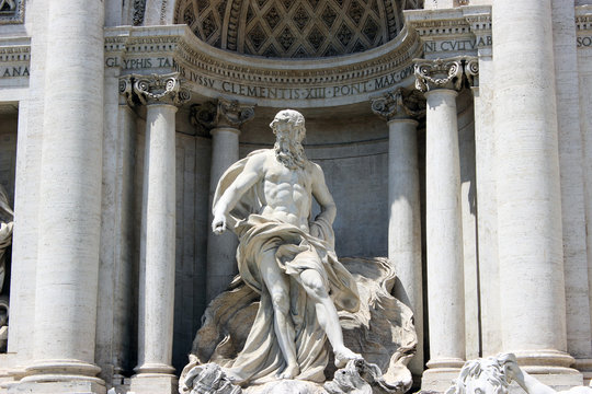 Fontana de Trevi, Neptuno