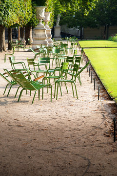 tipiche sedie nei giardini ides Tuileries a parigi