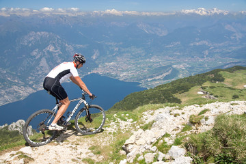 Fototapeta premium Mann, Mountainbike, Fahrrad, Monte Altissimo, Gardasee
