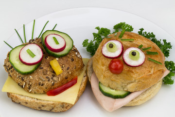 zwei lustige belegte Brötchen